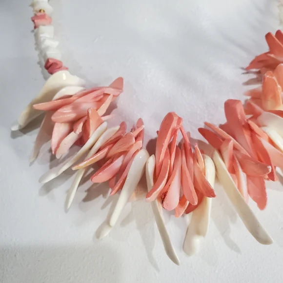 Vintage Beautiful Natural Shell Necklace Coral and White Colors